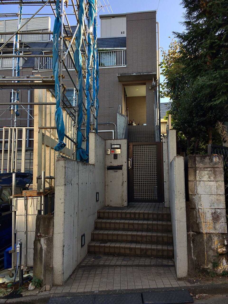 東京都世田谷区下北沢にあるコートファーストステージ正面入口（野獣邸）の写真